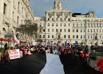 Peru'da Devlet Başkanı Boluarte'nin istifasını isteyen binlerce kişi yürüdü