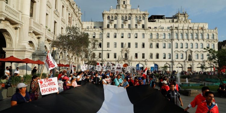 Peru'da Devlet Başkanı Boluarte'nin istifasını isteyen binlerce kişi yürüdü