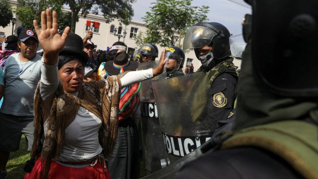 Peru'da binlerce eylemci "başkenti almak' için yürüdü