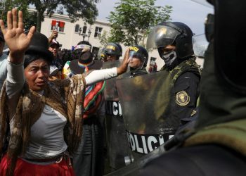 Peru'da binlerce eylemci "başkenti almak' için yürüdü