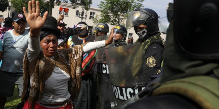 Peru'da binlerce eylemci "başkenti almak' için yürüdü