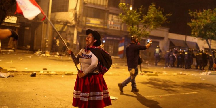 Peru'da eylemler sürüyor: Polisle çatışmada 50'den fazla kişi yaralandı