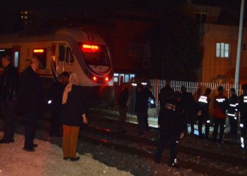 Rayların üzerinden geçen kişi trenin çarpmasıyla öldü