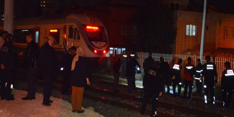 Rayların üzerinden geçen kişi trenin çarpmasıyla öldü
