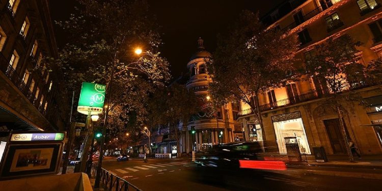 'Robin Hood' bu kez Fransa'da: Grevdeki işçilerden elektriği kesilen hanelere ücretsiz enerji