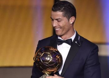 İngiltere Premier Lig ekibi Manchester United ile yollarını ayırarak Suudi Arabistan kulübü Al Nassr'a transfer olan Cristiano Ronaldo, 2013'te kazandığı Ballon d'Or ödülünü sattı. 600 bin euroya alıcı bulan ödülden gelen paranın, çocuklar için çalışan bir kuruma bağışlanacağı öğrenildi..