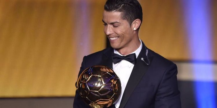 İngiltere Premier Lig ekibi Manchester United ile yollarını ayırarak Suudi Arabistan kulübü Al Nassr'a transfer olan Cristiano Ronaldo, 2013'te kazandığı Ballon d'Or ödülünü sattı. 600 bin euroya alıcı bulan ödülden gelen paranın, çocuklar için çalışan bir kuruma bağışlanacağı öğrenildi..