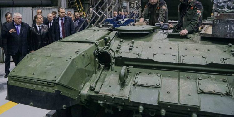 Rusya'nın askeri fabrikaları, Ukrayna'yı işgal eden orduya üretim yapmak için, "izin yapmadan" çalışıyor