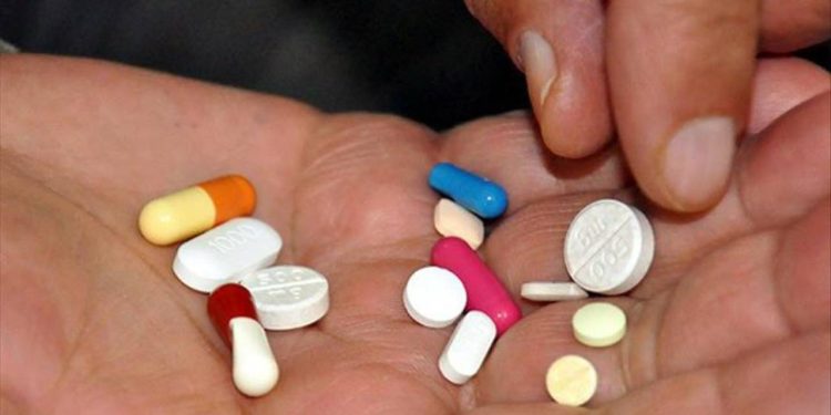 Sağlık Bakanı Koca'dan 'sahte ilaç' ve 'kılavuz değişikliği' iddiaları hakkında açıklama:  'Bizim kılavuzumuz oyunları bozdu'