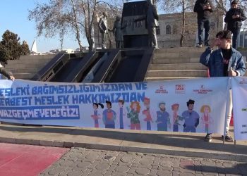 Hekimler Kadıköy'de bir araya geldi: 'Sağlık Bakanı Özel Hastaneler ve Sağlık Kuruluşları Derneği Yönetim Kurulu'nda olan dünyadaki tek örnektir'