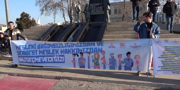 Hekimler Kadıköy'de bir araya geldi: 'Sağlık Bakanı Özel Hastaneler ve Sağlık Kuruluşları Derneği Yönetim Kurulu'nda olan dünyadaki tek örnektir'