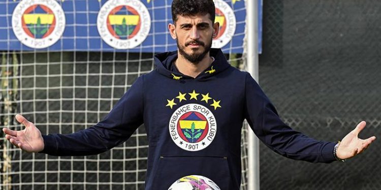 Fenerbahçe'nin yeni transferi Samet Akaydin, Yurt dışından da teklifler vardı. Bana nereye gitmek istediğimi sordular. Ben de Fenerbahçe dedim. Laf olsun diye demedim. Hislerimle hareket eden biriyim. Fenerbahçe'nin şampiyon olacağına inandım. İnşallah olacağımıza inanıyorum. Tereddütsüz tercih ettim." dedi.