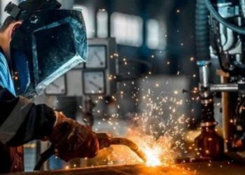 Sanayi üretimi, Kovid-19 salgınından sonra ilk kez yıllık bazda daraldı.