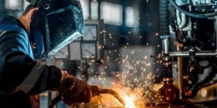 Sanayi üretimi, Kovid-19 salgınından sonra ilk kez yıllık bazda daraldı.