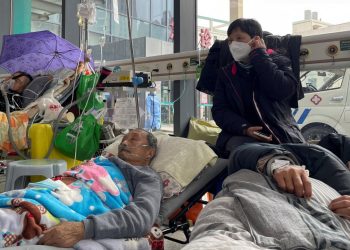 Şanghay'dan gelen hastane fotoğrafları Çin'i yalanladı: Covid hastaları koridorlara sığmıyor