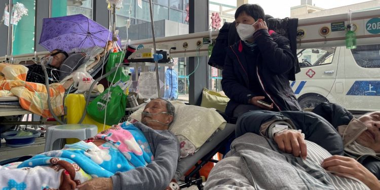 Şanghay'dan gelen hastane fotoğrafları Çin'i yalanladı: Covid hastaları koridorlara sığmıyor