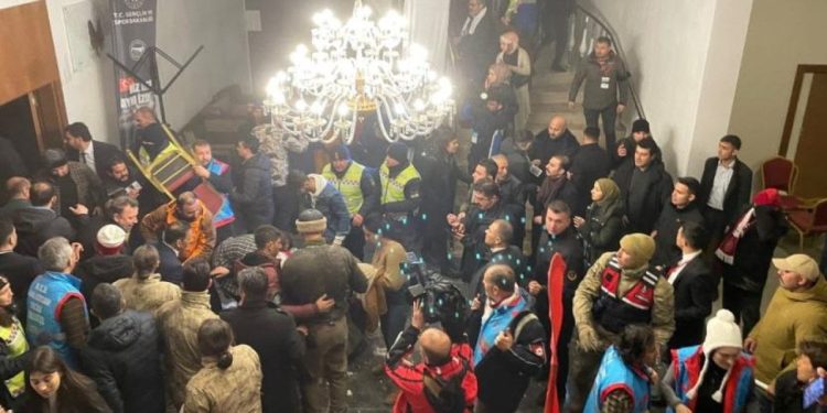 Sarıkamış'taki gala gösteriminde otel tavanı çöktü: 32 yaralı