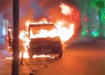 Satmak için anlaştığı kişiye götürdüğü araç yolda yandı