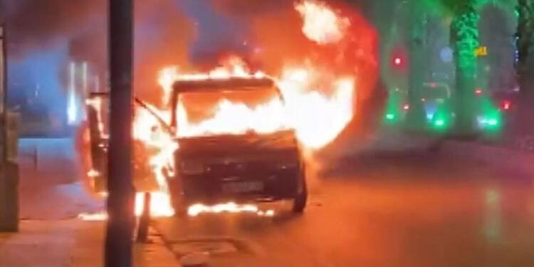 Satmak için anlaştığı kişiye götürdüğü araç yolda yandı