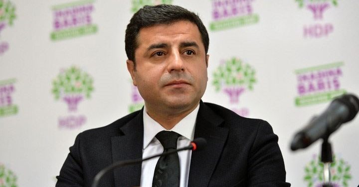 Edirne F Tipi Cezaevi'nde 6 yıldır tutuklu bulunan eski HDP Eş Genel Başkanı Selahattin Demirtaş, Anayasa Mahkemesi'nin (AYM), HDP'nin Hazine yardımı hesabına geçici bloke koyması kararının ardından yaptığı paylaşımda, "HDP kolay lokma değildir. Yutmaya kalkarsanız boğazınızda kalır, boğulursunuz" ifadelerini kullandı.