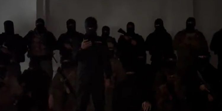 Silahlı grup, tekbir getirerek açıklama yaptı: Çakıcı reisimiz ne derse onu yaparız