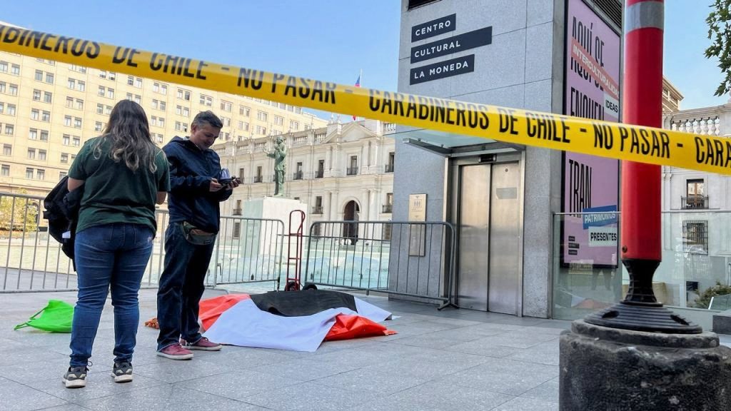 Şili'de devlet başkanlığı sarayı önüne ölü aslan bırakıldı