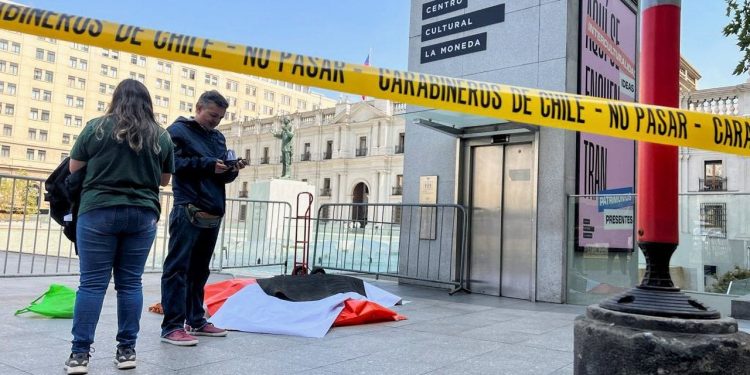 Şili'de devlet başkanlığı sarayı önüne ölü aslan bırakıldı