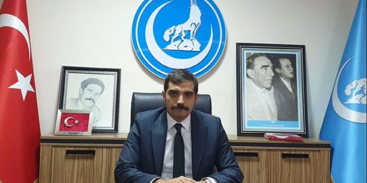 Eski Ülkü Ocakları Başkanı, Hacettepe Üniversitesi öğretim üyesi Doç. Dr. Sinan Ateş cinayeti şüphelilerinden Tolgahan Demirbaş ve MHP'li özel kalem müdürü Emre Y., çıkarıldıkları Nöbetçi Sulh Ceza Hâkimliği'nce tutuklandı.