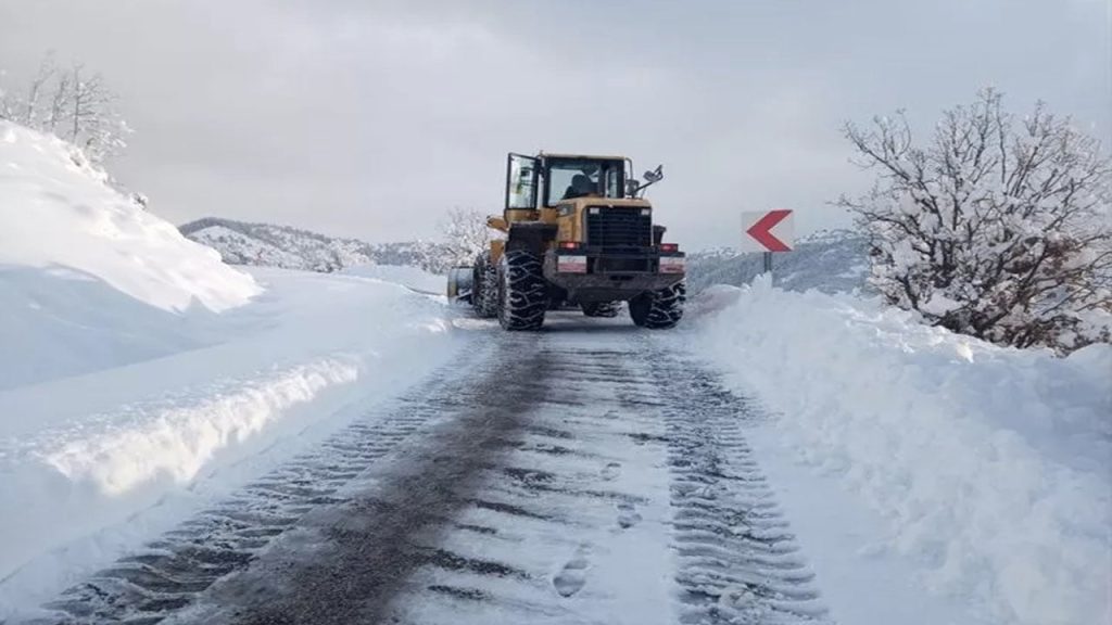 Sivas ve Muş'ta kar nedeniyle köy yolları ulaşıma kapandı