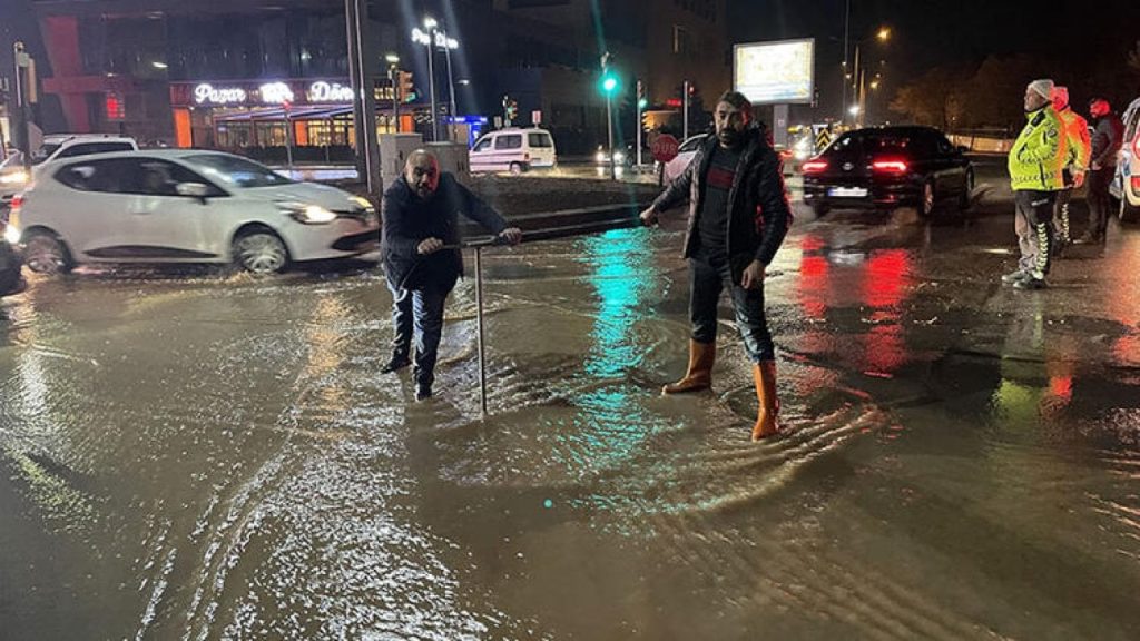 Sivas'ta şebeke borusu patladı, cadde ve sokakları su bastı