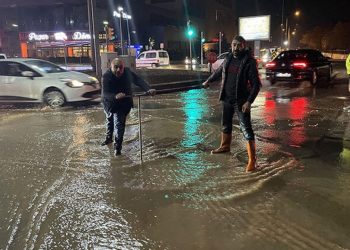 Sivas'ta şebeke borusu patladı, cadde ve sokakları su bastı