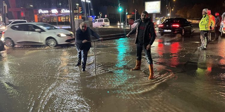 Sivas'ta şebeke borusu patladı, cadde ve sokakları su bastı