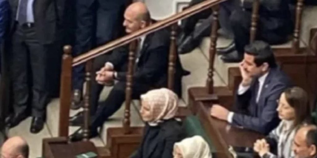 Soylu, neden AKP grup toplantısını merdivenden izledi?