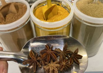 Sütün içine bir tutam eklenince öksürüğü şıp diye geçiriyor.. Süper baharat