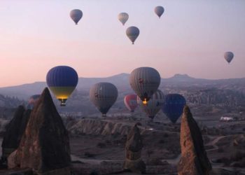 TÜİK turizm istatistiklerine göre Türkiye'nin turizm gelirleri 2022 yılında bir önceki yıla göre yüzde 53,4 artarak 46 milyar 284 milyon 907 bin dolara ulaştı.