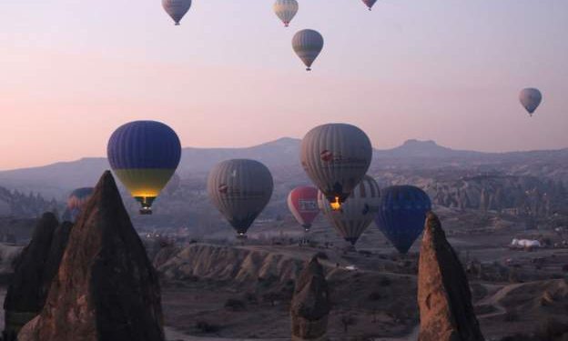 TÜİK turizm istatistiklerine göre Türkiye'nin turizm gelirleri 2022 yılında bir önceki yıla göre yüzde 53,4 artarak 46 milyar 284 milyon 907 bin dolara ulaştı.