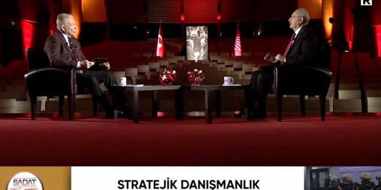 TV100’de Kılıçdaroğlu konuşurken ekrana SADAT reklamı girdi