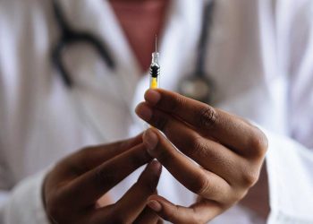 Takvimdeki 13 aşıdan dördü yok, bebekler aşı yapılmadan gönderiliyor