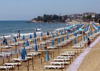 Sektör temsilcileri, yerli turistin bu yıl yaz sezonuna yüzde 60-70’ten başlayan zamlarla gireceğini söyledi. İşletmeciler, artan otel maliyetlerinin yansıtılmasıyla bu oranın yüzde 200’e çıkabileceğini belirtiyor.