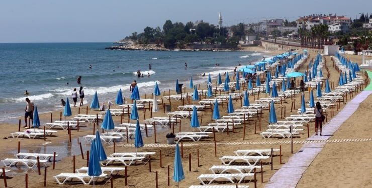 Sektör temsilcileri, yerli turistin bu yıl yaz sezonuna yüzde 60-70’ten başlayan zamlarla gireceğini söyledi. İşletmeciler, artan otel maliyetlerinin yansıtılmasıyla bu oranın yüzde 200’e çıkabileceğini belirtiyor.