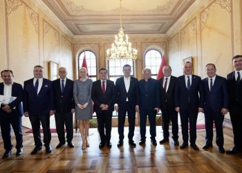 Ticaret merkezi başkanları ve CHP'li belediye başkanlarından İmamoğlu'na destek ziyareti