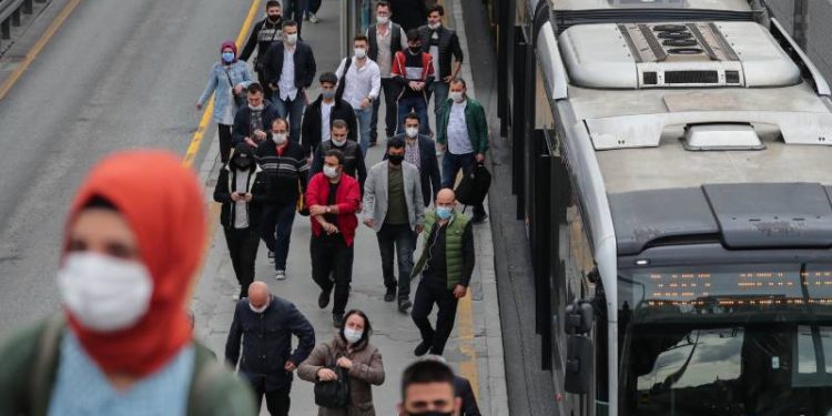 Toplu taşımada maskeli günlere geri dönülebilir