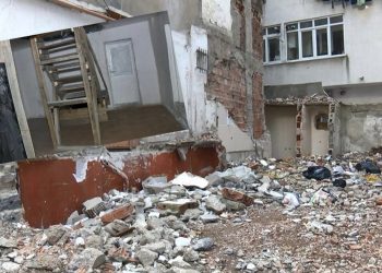 Toprak sahipleri anlaşamadı: Bodrum kattaki kiracının evi apartman girişi yapıldı
