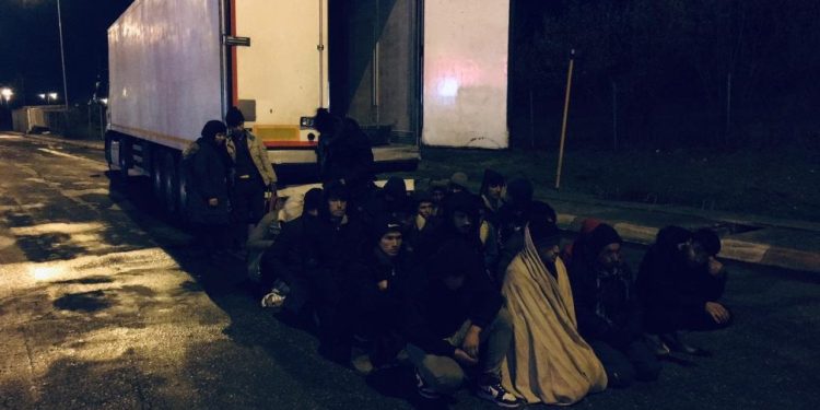 Türkiye'den sınır dışı edilen Afgan göçmenler yaşadıkları kötü muameleyi anlattı