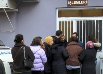 Üç yolcunun darp ettiği taksici öldü