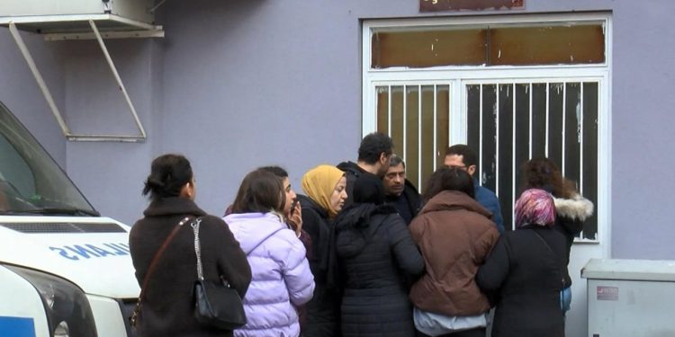 Üç yolcunun darp ettiği taksici öldü