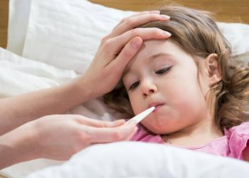 Uzmandan uyarı: Çocuğunuzun ateşi varsa düşmemeniz gereken hatalar