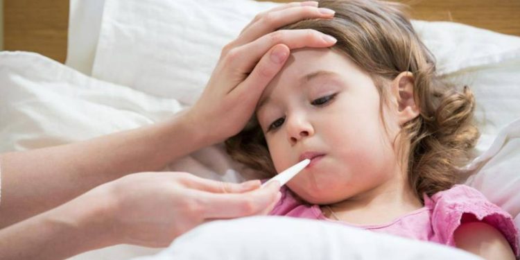 Uzmandan uyarı: Çocuğunuzun ateşi varsa düşmemeniz gereken hatalar