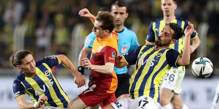 Yabancı hakem atanacağı iddia edilmişti; Fenerbahçe-Galatasaray derbisi için hakem kararı!