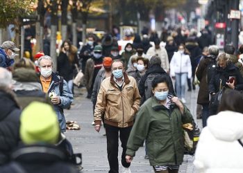 Yeni dalga korkusu: İngiltere, Çin’den gelen yolculardan Covid testi isteyecek